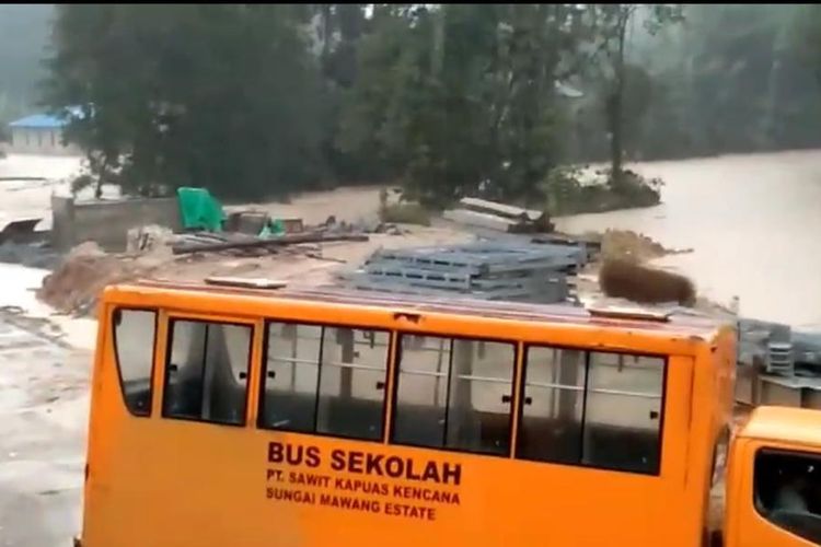 Banjir bandang menerjang dan merendam 25 rumah warga di Desa Lahan Sandang, Kecamatan Empanang, Kabupaten Kapuas Hulu, Kalimantan Barat (Kalbar). 