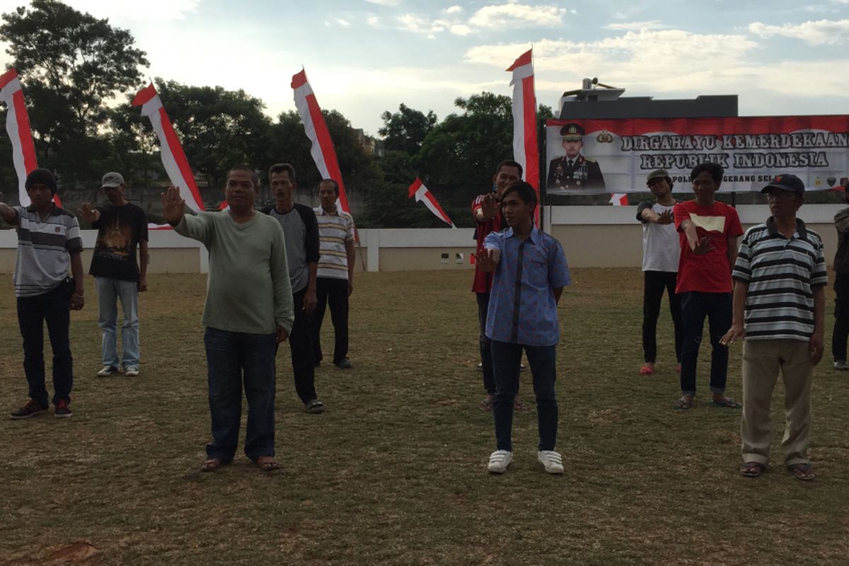 Puluhan pengatur lalu lintas dari warga atau Pak Ogah dilatih di halaman Polres Tangerang Selatan, Kamis (24/8/2017). Para Pak Ogah ini akan dinamai sebagai sukarelawan pengatur lalu lintas (supeltas) dan dilatih secara khusus oleh Satuan Lalu Lintas tiap Polres di wilayah hukum Polda Metro Jaya dalam rangka membantu kelancaran arus lalu lintas.