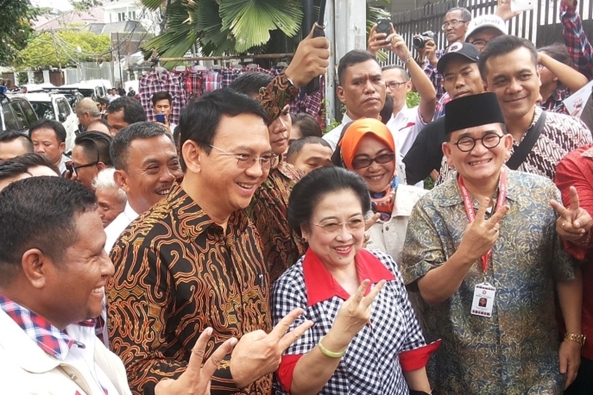 Ketua Umum Partai Demokrasi Indonesia Perjuangan Megawati Soekarnoputri saat menyambangi markas relawan pasangan calon gubernur dan calon wakil gubernur DKI Jakarta nomor pemilihan dua, Basuki Ahok Tjahaja Purnama dan Djarot Saiful Hidayat di Jalan Lembang, Menteng, Jakarta Pusat, Rabu (15/3/2017)