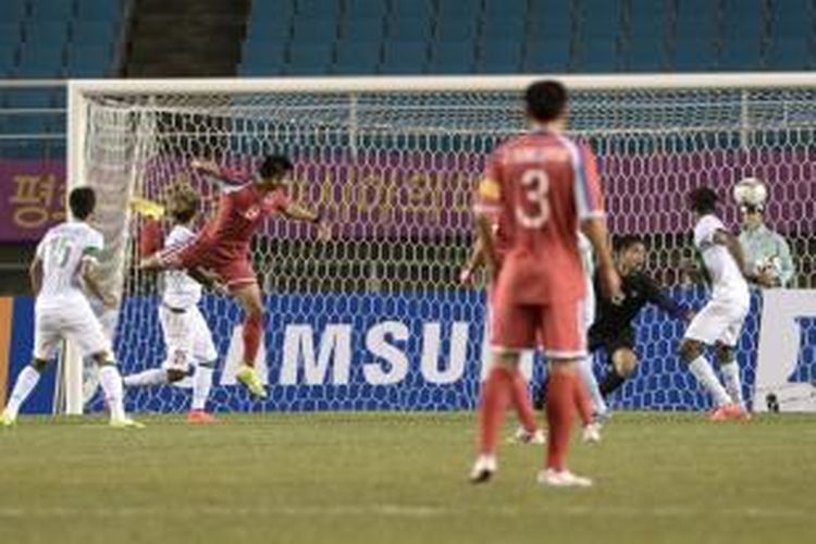 Penyerang Korea Utara, Pak Kwangryong, dengan kepalanya mencetak gol ke gawang Indonesia pada pertandingan perdelapan final cabang sepak bola Asian Games 2014, Jumat (26/9/2014). 