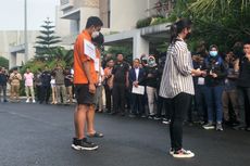 Beda Gaya Saat Rekonstruksi, Mario Pakai Sepatu Rp 1 Juta, sedangkan Shane Beralas Sandal Rp 30.000