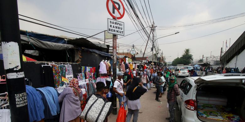 Sejumlah Pedagang Kaki Lima (PKL) berdagang di atas trotoar di Tanah Abang, Jakarta, Rabu (18/10/2017). Meskipun sudah ditertibkan, para PKL tersebut masih saja berjualan di atas trotoar dengan alasan harga sewa toko yang sangat mahal.