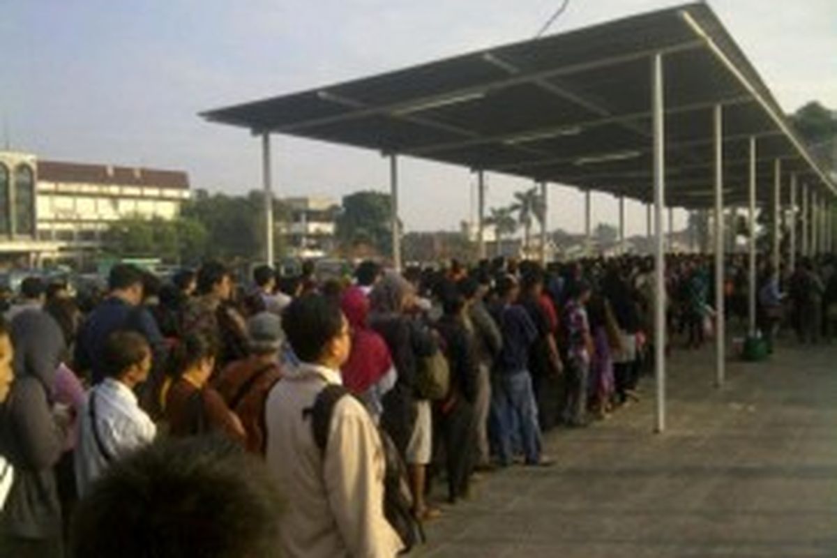 Antrean penumpang di Stasiun Besar Bogor, Jawa Barat, di hari pertama berlakunya tarif progresif, Senin (1/7/2013).