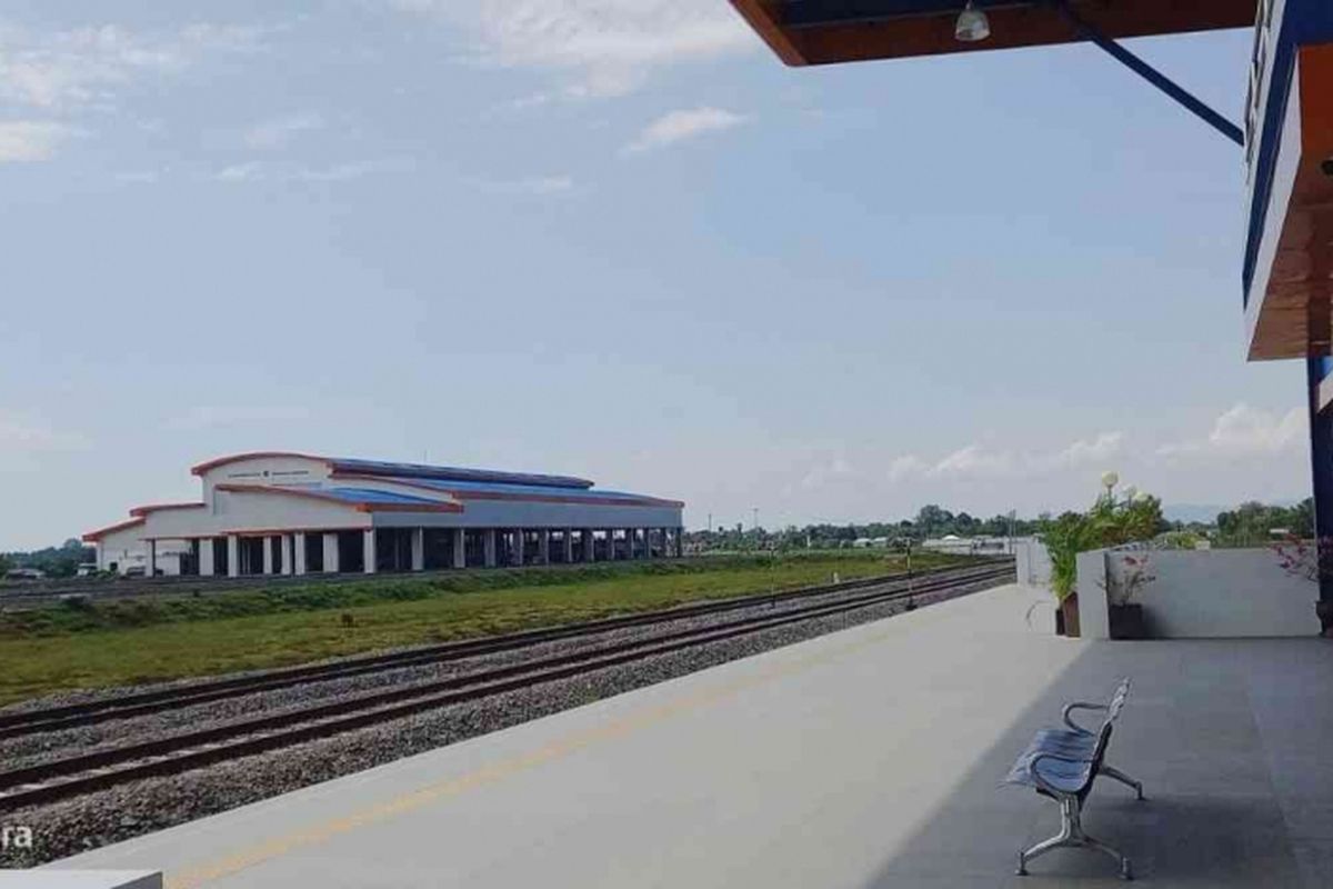 Keberadaan Depo dan Stasiun Kereta Api Maros yang berdekatan