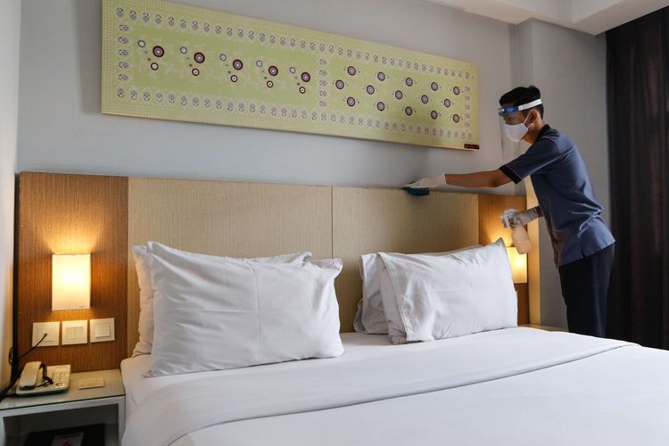 Pekerja menggunakan masker, face shield dan sarung tangan saat merapikan kamar Hotel Santika Depok, Selasa (9/6/2020). Sebanyak kurang lebih 80 unit hotel jaringan Santika Indonesia Hotels dan Resorts mulai dibuka sejak 4 Juni 2020 dengan menerapkan protokol kesehatan kenormalan baru untuk mencegah penyebaran virus Covid-19.