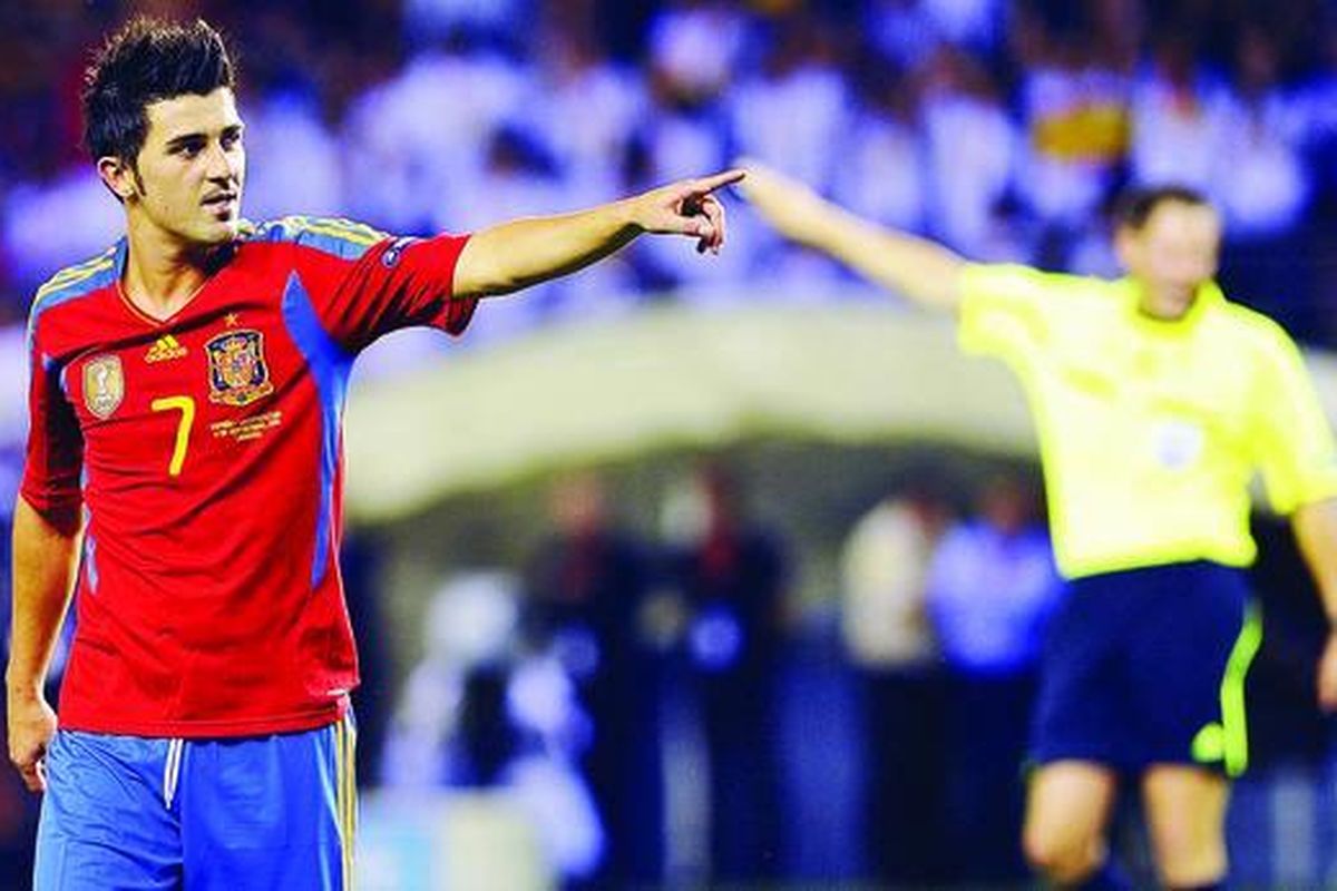 Pemain Spanyol, David Villa (kiri), menunjuk ke arah penonton pada pertandingan kualifikasi Piala Eropa 2012 antara Spanyol dan Liechtenstein di Stadion Las Gaunas, di Logrono, utara Spanyol, Selasa (6/9). Spanyol menang 6-0.