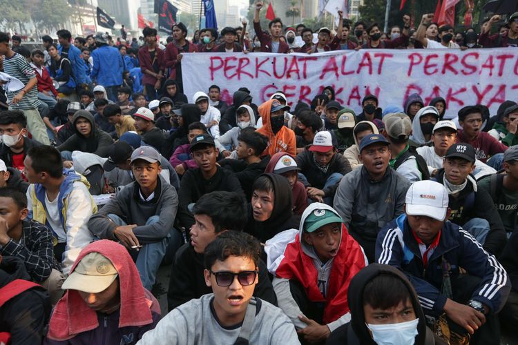 UMR Kediri 2023 naik mengikuti keputusan Gubernur Jatim. Sebagai pembanding, UMR Kota Kediri atau UMK Kediri Kota ada di urutan ke-18 dan UMR Kabupaten Kediri peringkat ke-20 tertinggi di Jawa Timur. 