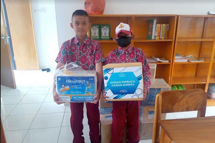 Yayasan Dana Kemanusiaan Kompas (DKK) menyalurkan bantuan buku sebanyak 12 kardus untuk SDN 04 Mekkata, Sulawesi Barat, Selasa (11/1/22).