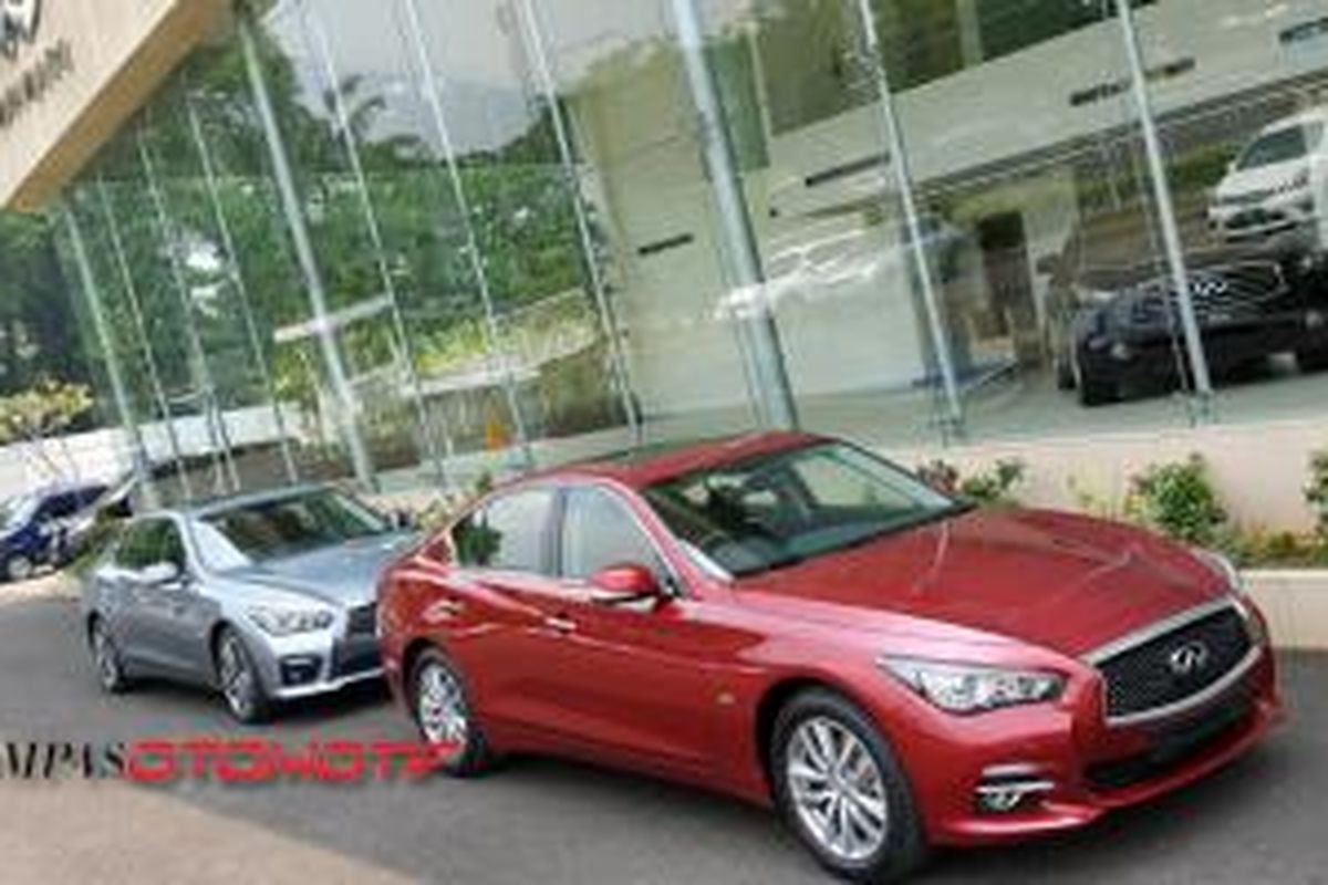 Infiniti Q50 2.0L dan 3.5L sedang 