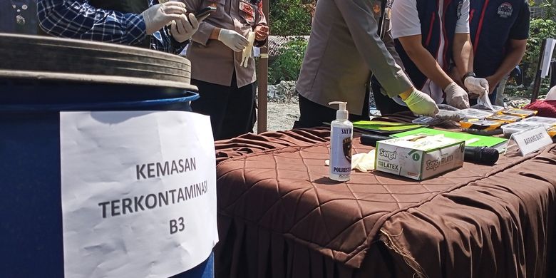Jajaran Tindak Pidana Tertentu (Tipiter) Polresta Bandung menutup salah satu perusahaan yang bergerak di bidang tekstil celup celana jeans di Kecamatan Rancaekek, Kabupaten Bandung. Diduga pabrik tersebut membuang dan menimbun limbah B3 dan tidak menjalankan IPAL.