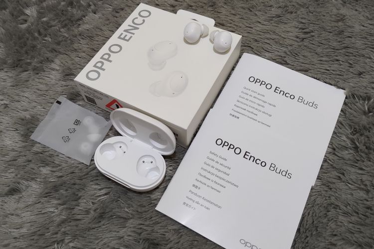 Isi kotak penjualan Oppo Enco Buds. Pengguna yang membeli Oppo Enco Buds bakal mendapatkan tiga pasang karet silikon eartips yang memiliki ukuran berbeda, serta buku pemakaian dan panduan keselamatan.

Perlu dicatat, pengguna tidak akan mendapatkan kabel data USB tipe-C untuk mengisi daya cangkang Enco Buds dalam kotak penjualan. Dengan kata lain, pengguna harus memakai kabel data yang mereka miliki.