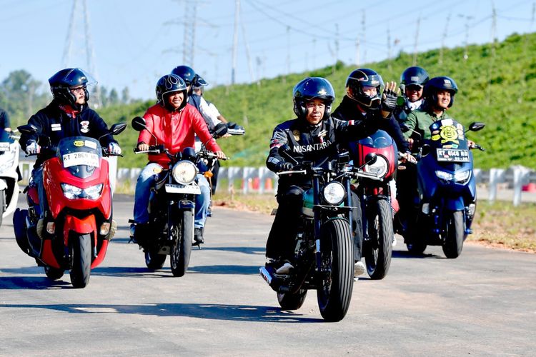 Presiden Joko Widodo (Jokowi) saat mengendarai sepeda motor di jalan tol Ibu Kota Negara (IKN) Nusantara, Minggu (28/7/2024).