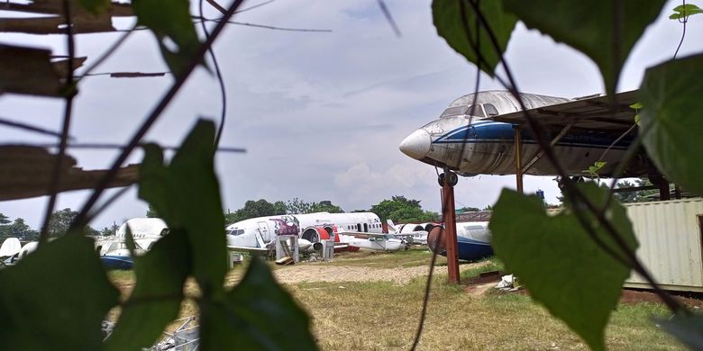 Belasan bangkai pesawat terbang teronggok di pinggir Jalan Raya Bogor-Parung, Kampung Jampang, Desa Pondok Udik, Kecamatan Kemang, Kabupaten Bogor, Jawa Barat, Kamis (06/1/2022).