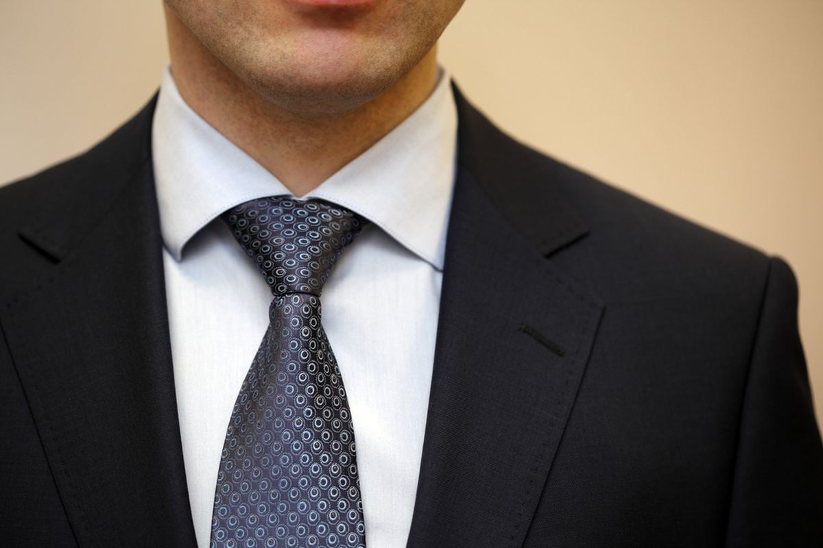 ilustrasi jas hitam dengan dasi abu-abu
