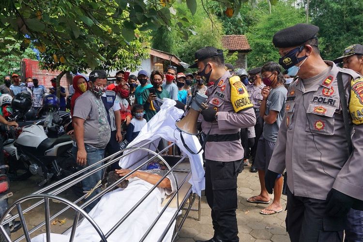 Satgas Covid-19 melakukan operasi yustisi patroli membawa keranda mayat sebagai sanksi pelanggar protokol kesehatan di pasar hewan Kabupaten Purbalingga, Jawa tengah, baru-baru ini.