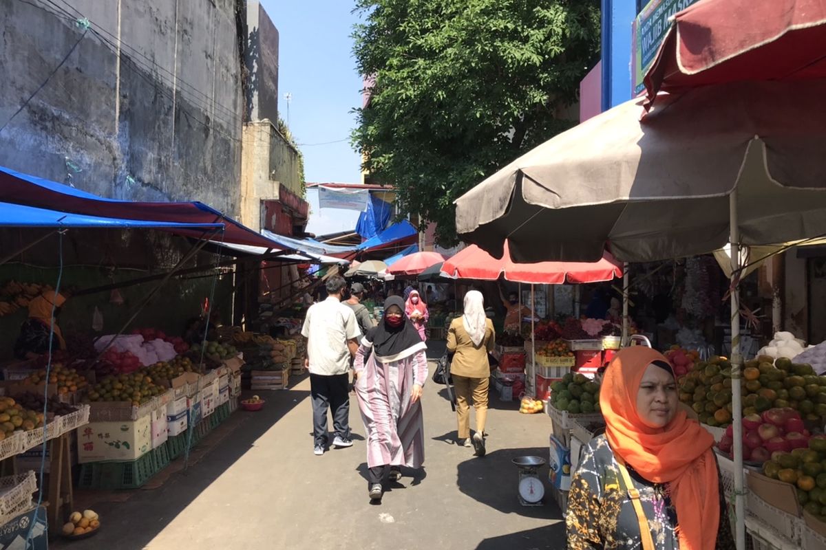 Pedagang dan pengunjung di Pasar Kebayoran Lama masih membandel dalam penggunaan masker selama beraktivitas di pasar.