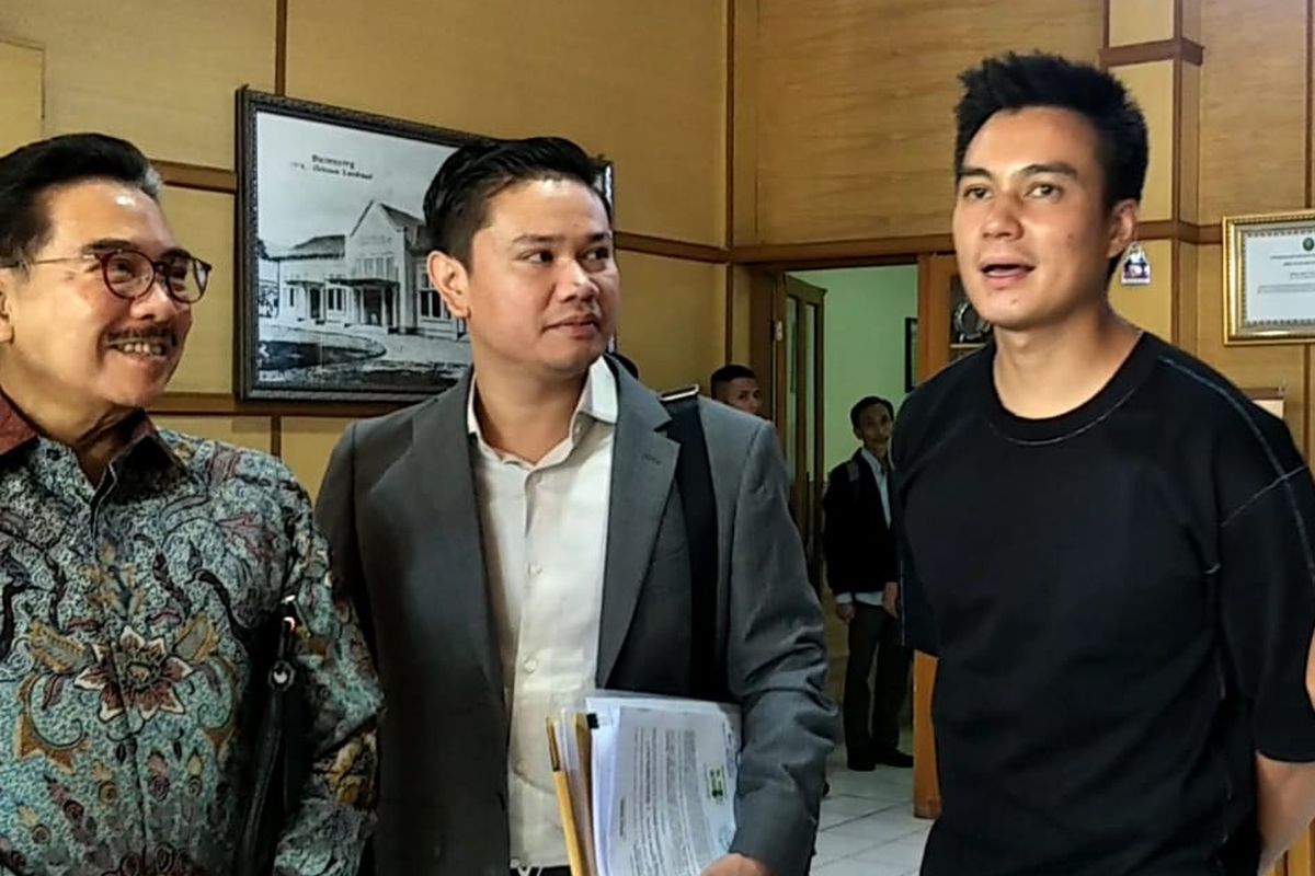 Baim Wong, Paula Verhoeven, Hotma Sitompul dan tim kuasa hukumnya saat ditemui di Pengadilan Negeri Kota Bogor, Rabu (23/10/2019).