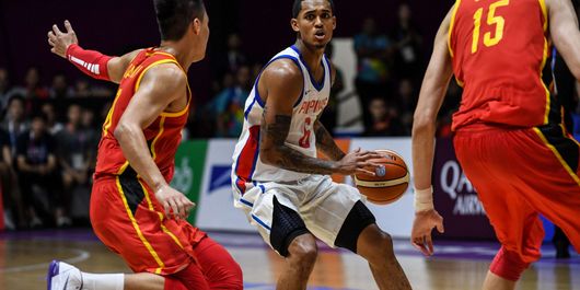Pebasket Filipina Jordan Clarkson menggiring bola saat melawan Cina di pertandingan babak penyisihan grup D Asian Games ke 18 di Hall Basket Senayan, Jakarta Pusat, Selasa (21/8/2018). China menang dengan skor 82-80.