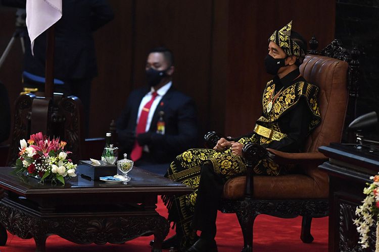 Presiden Joko Widodo tiba di lokasi sidang tahunan MPR dan Sidang Bersama DPR-DPD di Kompleks Parlemen, Senayan, Jakarta, Jumat (14/8/2020). Kepala Negara memilih menggunakan pakaian adat Sabu, Nusa Tenggara Timur, pada sidang tahunan yang digelar di tengah pandemi Covid-19 kali ini.