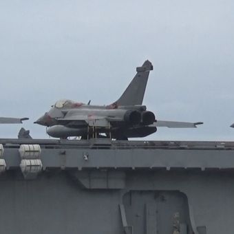 inilah penampakan Jet Tempur Rafale yang dibeli pemerintah Indoensia sebanyak 42 unit. Jet tempur ini berada di atas kapal Perang Prancis Charles de Gaulle, yang bersandar di Pwlabuhan Gili Mas Lombok Barat.