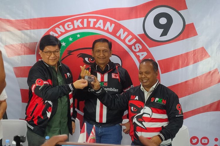 Mantan Menteri BUMN Laksamana Sukardi (kiri) bergabung ke Partai Kebangkitan Nusantara (PKN) pada Selasa (21/2/2023).