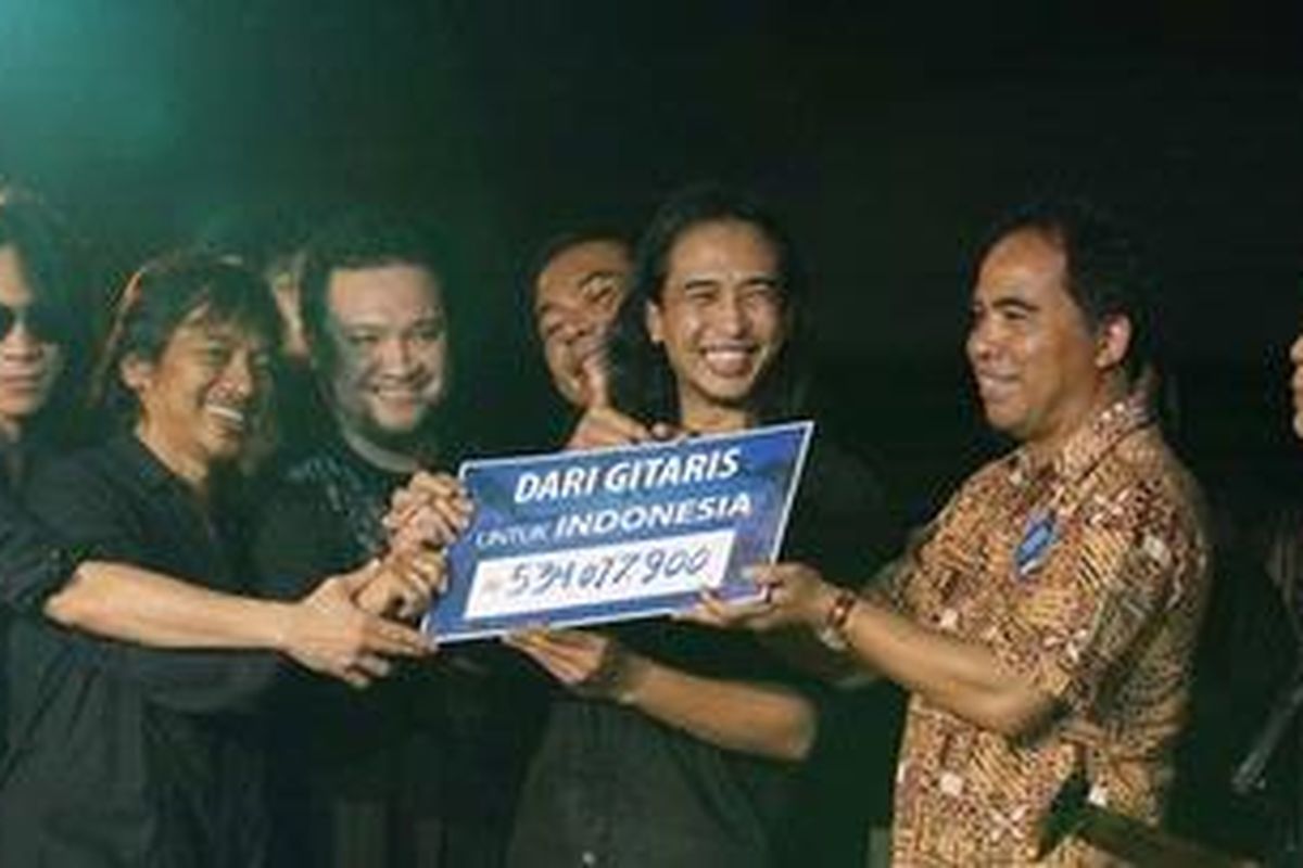 Pengagas acara, Piyu Padi (tiga kanan)) menyerahkan secara simbolis dana dari pentas amal bertajuk "Dari Gitaris untuk Indonesia" kepada Pemimpin Redaksi Harian Kompas Rikard Bagun (dua kanan) di Bentara Budaya Jakarta (BBJ), Jumat (5/11/2010) malam. Sekitar 25 gitaris ikut bergabung dalam acara tersebut.