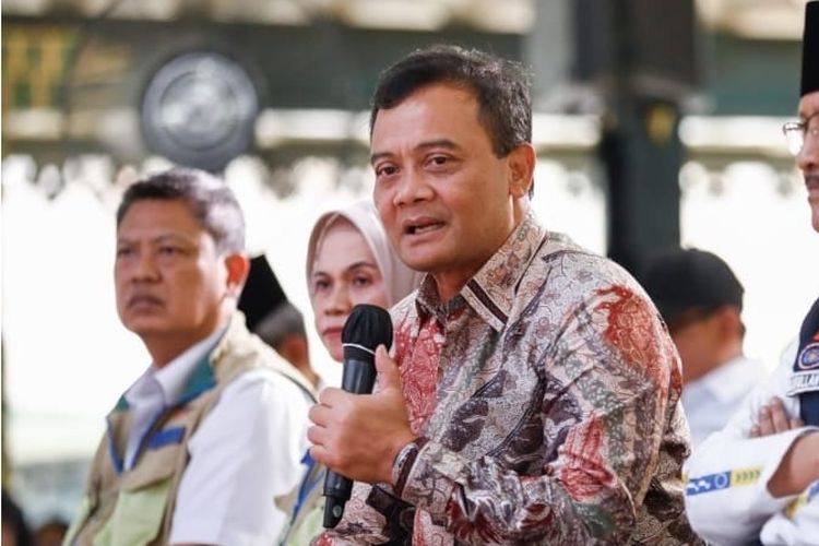 Gubernur Jawa Tengah Ahmad Luthfi, saat mendampingi kunjungan kerja Menteri Sosial RI Syaifullah Yusuf, di Kabupaten Wonosobo, Minggu (1/6/2025).