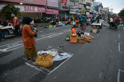 Tak Hanya Ditata Berjarak, Pedagang dan Pembeli Pasar Pagi Salatiga Harus Pakai Masker