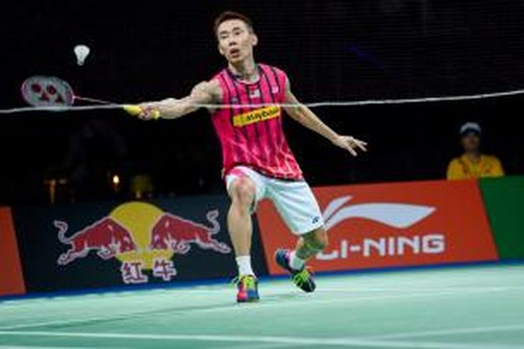 Pemain tunggal putra Malaysia, Lee Chong Wei, menerima kok dari pemain Tiongkok, Wang Zhengming, pada perempat final Kejuaraan Dunia 2014 yang berlangsung di Ballerup Super Arena, Kopenhagen, Jumat (29/8/2014).