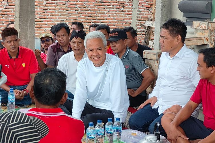 Capres nomor urut 3 Ganjar Pranowo saat berdialog dengan peternak ayam telur di Magetan, Jawa Timur, Jumat (19/1/2024).