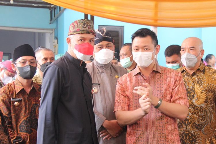 Gubernur Jateng Ganjar Pranowo dan anggota Dewan Pembina Tanoto Foundation Anderson Tanoto saat meninjau pelaksanaan program penurunan stunting di Desa Kluwut, Kecamatan Bulakamba, Kabupaten Brebes, Kamis (21/7/2022).