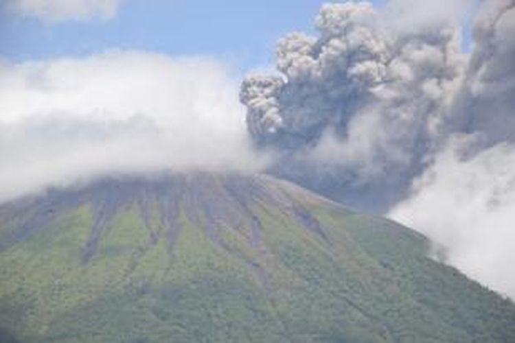 Gunung Gamalama, Ternate Maluku Utara kembali mengeluarkan abu vulkanik, Kamis (16/7/2015).