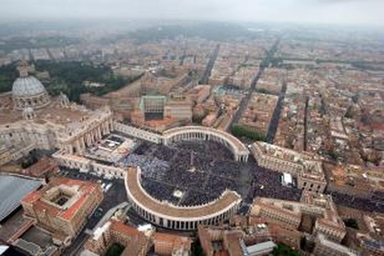 Dari Kepolisian Nasional Italia, ini adalah gambar udara dari kemeriahan acara di Lapangan Santo Petrus, Minggu (27/4/2014). Ini adalah kanonisasi akhir Paus Yohanes Paulus II dan Yohanes XXIII. Misa dipimpin oleh Paus Fransiskus dengan dihadiri Paus emeritus Benediktus XVI. 