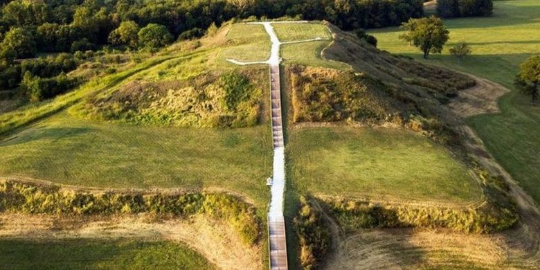 Sisa-sisa kota kuno Cahokia,di Mississippi, Amerika Serikat. Seribu tahun silam, penduduknya gemar berpesta selama berhari-hari dan bertaruh.