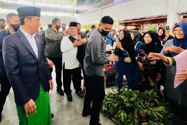 Menteri Pertahanan Prabowo Subianto saat dipeluk oleh emak-emak pedagang di Pasar Rakyat Tabalong, Kalimantan Selatan, Jumat (17/3/2023).