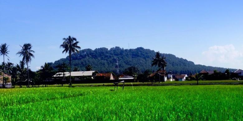 Gunung Tidar di Kota Magelang, Jawa Tengah. 