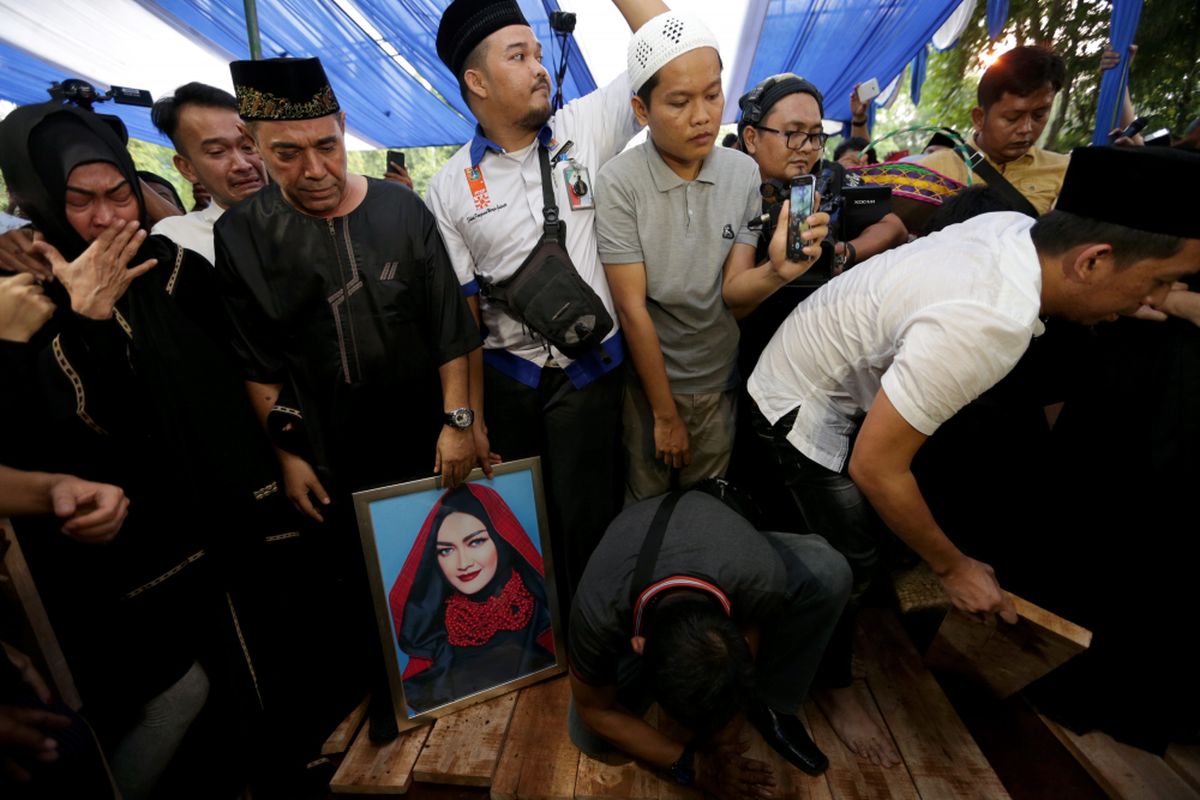 Suasana pemakaman jenazah artis peran dan penyanyi dangdut Julia Perez di TPU Pondok Ranggon, Jakarta Timur, Sabtu (10/6/2017). Julia Perez meninggal akibat menderita kanker serviks stadium empat. KOMPAS IMAGES/KRISTIANTO PURNOMO