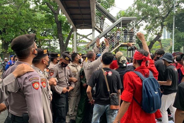 Massa dari BEM SI dan GMNI menggelar aksi unjuk rasa menuntut pemerintah menurunkan harga BBM di kawasan Patung Kuda Arjuna Wijaya, Jakarta Pusat, Kamis (8/9/2022).