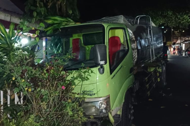 Sebuah Mobil tanki air menabrak sepeda motor saat melintas di jalan turunan di kawasan Kudamati, kecamatan Nusaniwe, kota Ambon, Kamis malam (27/10/2022)