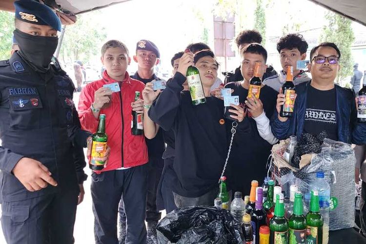 Jajaran kepolisian menyita sejumlah barang yang dilarang ada di dalam Stadion Si Jalak Harupat, Kabupaten Bandung, Jawa Barat, saat gelaran Piala Presiden kemarin Selasa (8/7/2025)