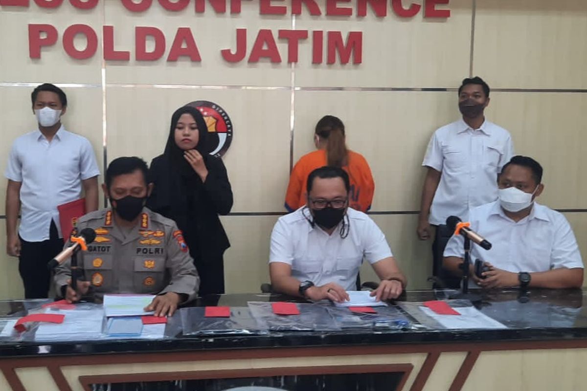 Polisi menahan perempuan berinisial TNA sebagai tersangka kasus penipuan investasi alkes.