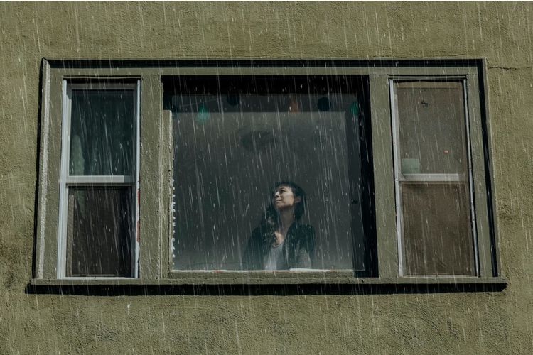 Saat hujan turun, rasa kantuk sering muncul tanpa alasan. Psikiater dr. Hilda Marsela jelaskan faktor biologis dan psikologis di balik fenomena ini.