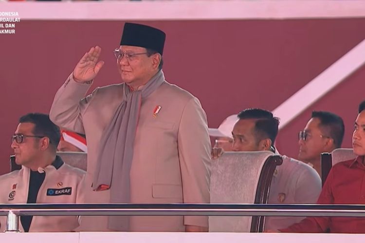 Momen Prabowo Hormat ke Konvoi Karnaval di Pesta Rakyat HUT Ke-81 RI