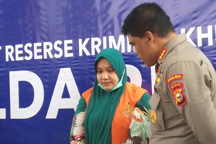 Kabid Humas Polda Riau Kombes Sunarto saat konferensi pers menginterogasi ARV, tersangka kasus dugaan korupsi anggaran BLUD RSUD Bangkinang di Kabupaten Kampar, Riau, Jumat (23/12/2022).