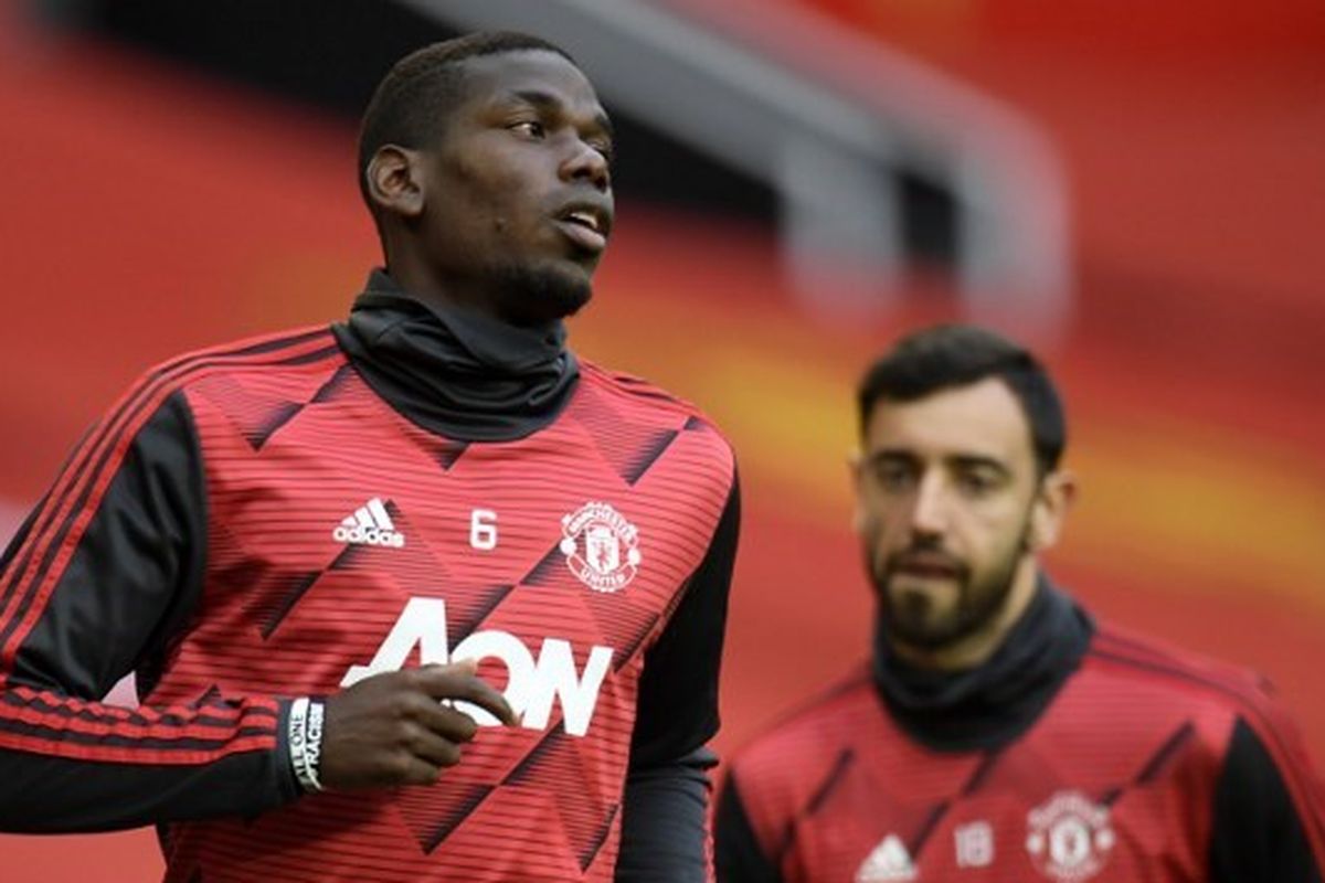 Dua gelandang Manchester United, Paul Pogba dan Bruno Fernandes.