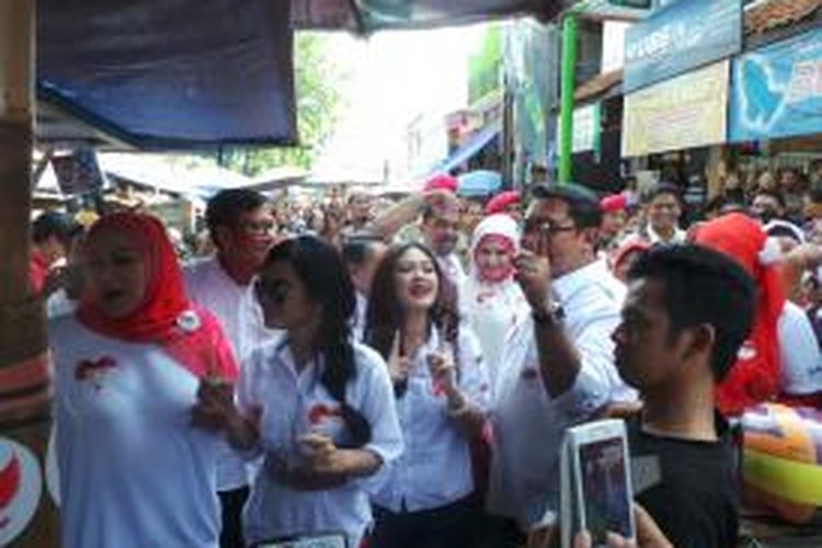 Sekretaris Tim Pemenangan Prabowo Subianto Hatta Rajasa, Fadli Zon bergoyang bersama sejumlah artis dan tim suksesnya diPasar Karangayu, Semarang, Jawa Tengah,Rabu (2/7/2014)