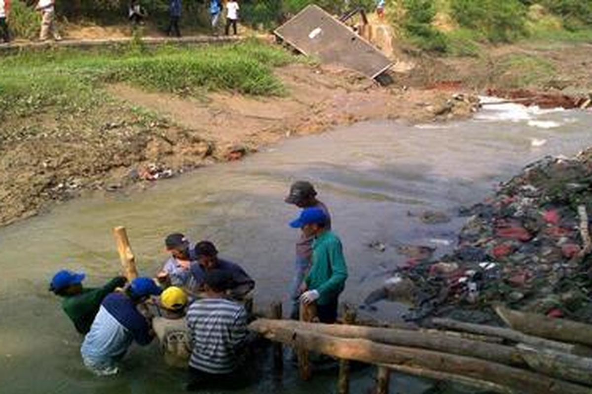 Air Kalimalang yang surut memberikan kegembiraan kepada warga sekitar, Kamis (1/9/2011). Mereka turun ke sungai untuk menangkap ikan.