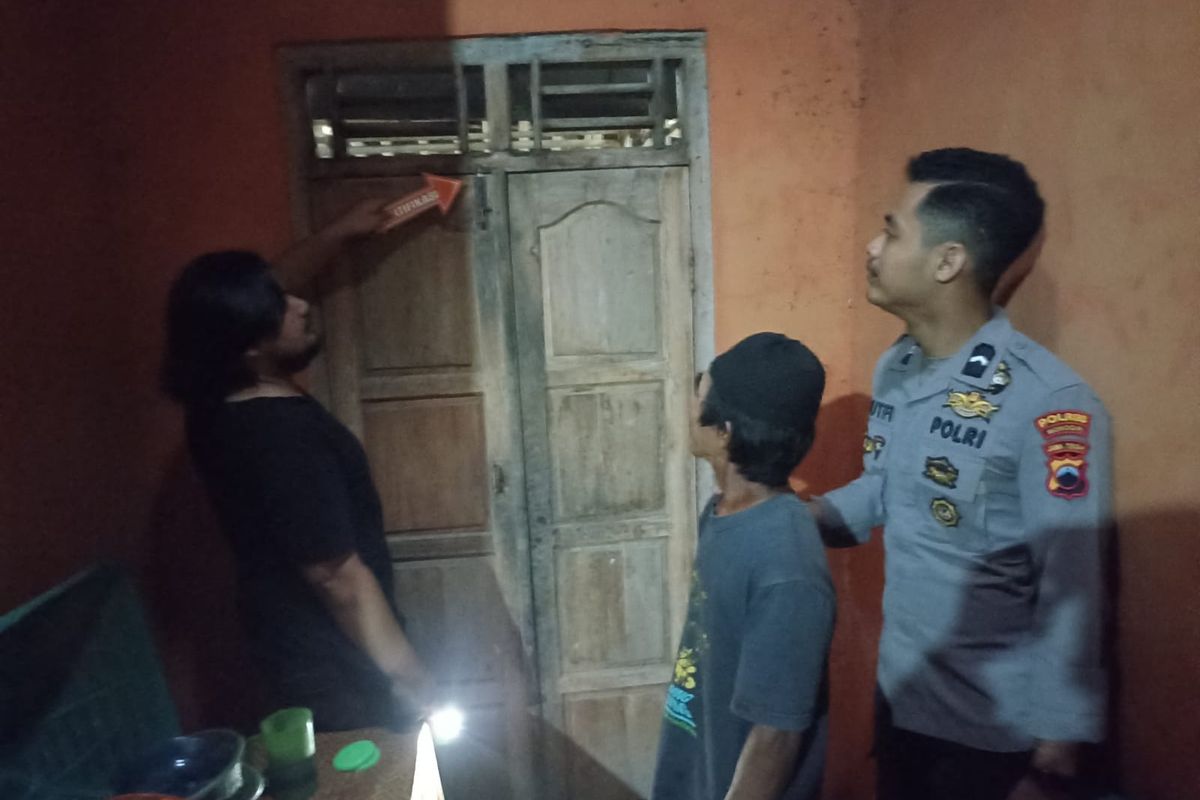 LOKASI PENCURIAN—Aparat Polsek Nguntoronadi melakukan olah tempat kejadian perkara kasus pencurian perhiasan emas di rumah milik nenek Sukiyem di Desa Ngadiroyo, Kecamatan Nguntoronadi, Kabupaten Wonogiri, Jawa Tengah.