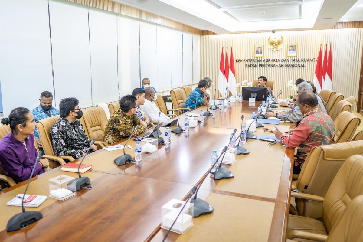 Sejumlah panitia Kongres Masyarakat Adat Nusantara Keenam (KMAN VI) hadir dalam audiensi dengan Menteri Agraria dan Tata Ruang/Badan Pertahanan Nasional (ATR/BPN) Hadi Tjahjanto, di kantor Kementerian ATR/BPN di Jakarta, Jumat (30/9/2022).