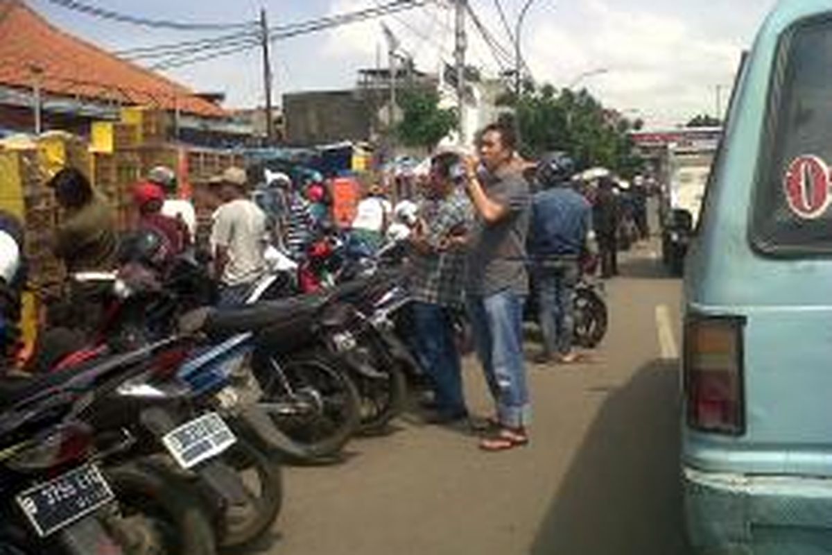 Para pedagang kaki lima di Jalan Matraman Raya, di Balimester, Jatinegara, Jakarta Timur, kembali menjamur. Sabtu (7/2/2015). 